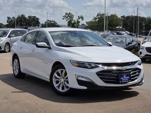 Used 2025 Chevrolet Malibu LT FWD image 2