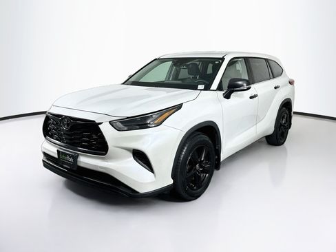 Used 2023 Toyota Highlander L FWD image 3