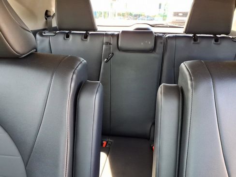 Used 2025 Toyota Highlander XLE AWD/4WD image 16