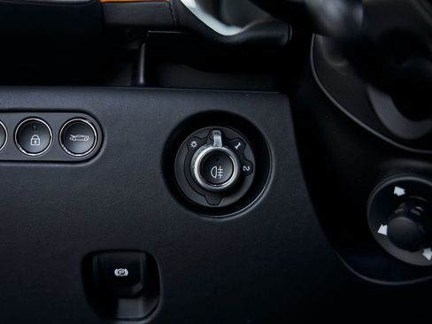 Used 2025 McLaren Artura Spider RWD image 44