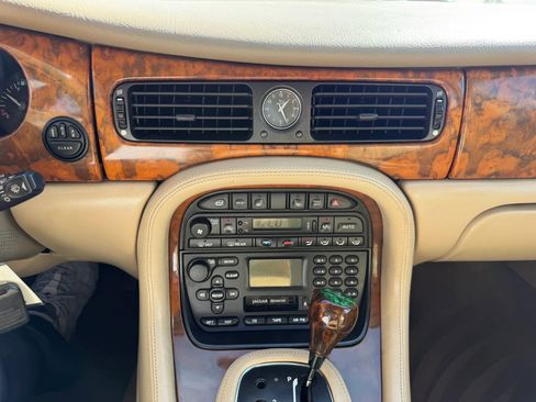 Used 2001 Jaguar XJ8 RWD image 18