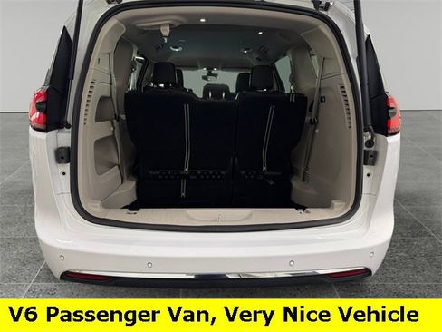 Used 2024 Chrysler Pacifica Touring-L image 15