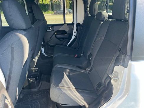Used 2024 Jeep Gladiator Sport AWD/4WD image 18