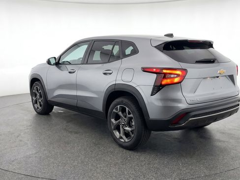 Used 2025 Chevrolet Trax LT FWD image 6