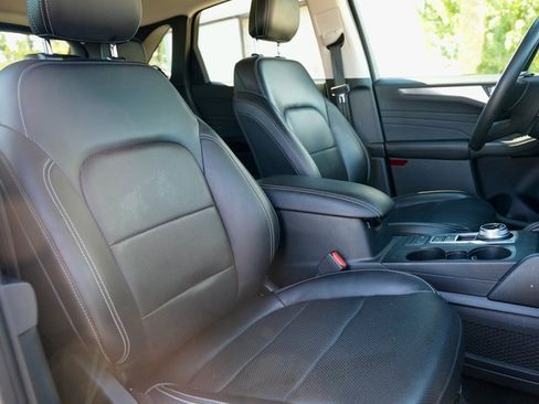 Used 2022 Ford Escape Titanium image 9