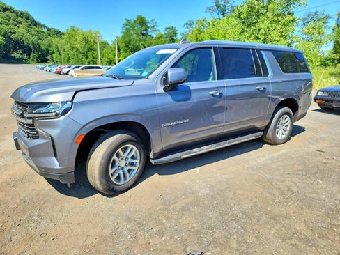 Used 2022 Chevrolet Suburban LT w/ Luxury Package AWD/4WD image 3
