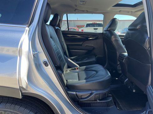 Used 2025 Toyota Highlander XLE AWD/4WD image 32