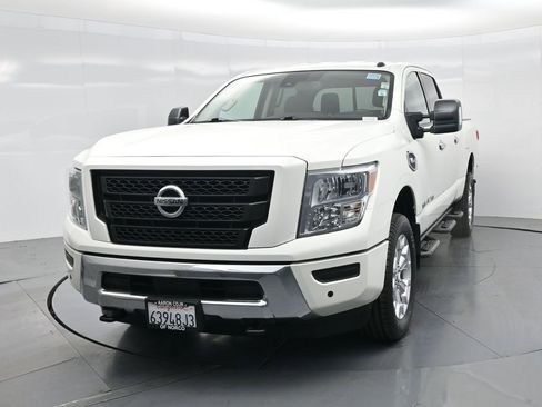 Used 2021 Nissan Titan SV w/ SV Convenience Package image 3