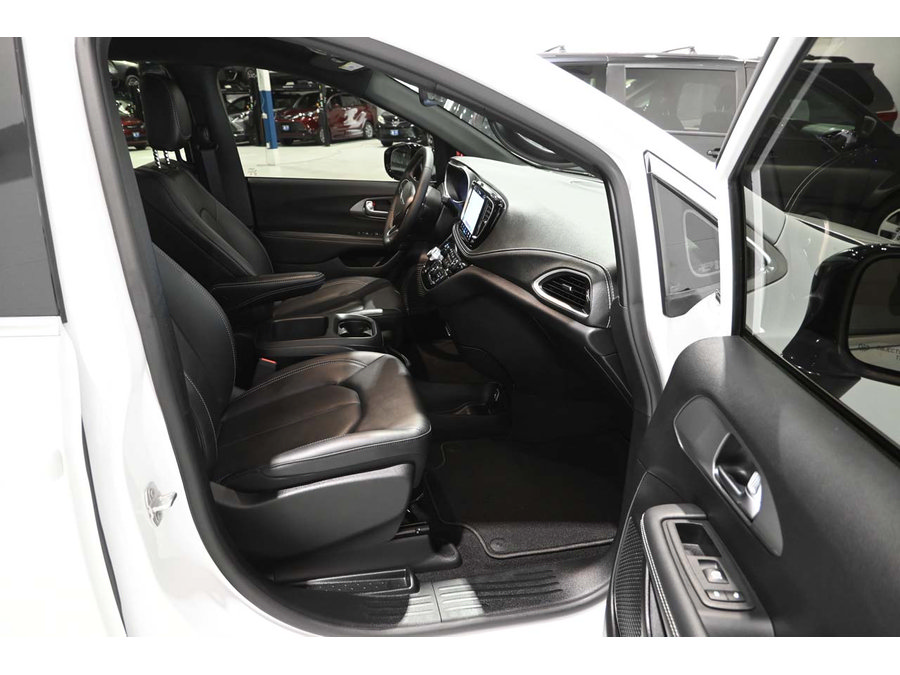 Used 2025 Chrysler Pacifica Select FWD image 15
