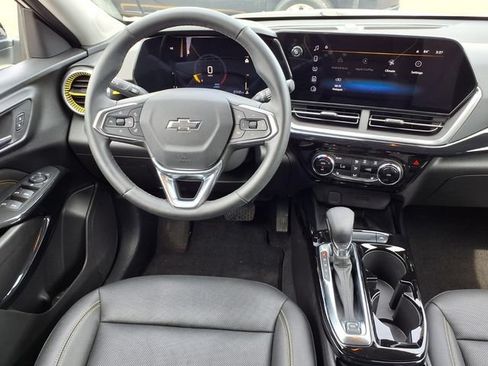 Used 2024 Chevrolet Trax ACTIV w/ Sunroof Package FWD image 6