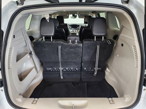 Used 2024 Chrysler Pacifica Touring-L FWD image 29