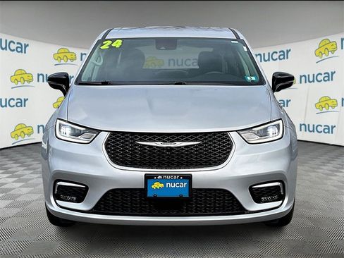 Used 2024 Chrysler Pacifica Touring-L image 2