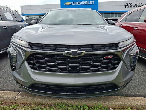 Used 2025 Chevrolet Trax RS FWD image 2