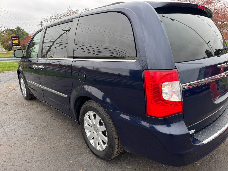 Used 2015 Chrysler Town & Country Touring w/ Driver Convenience Group FWD image 10