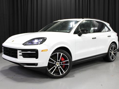 Certified 2024 Porsche Cayenne S image 1