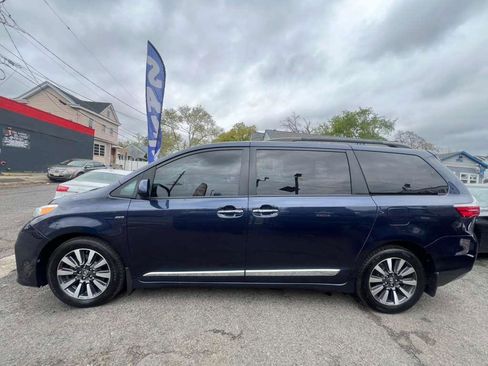Used 2020 Toyota Sienna XLE w/ XLE Navigation Package image 5