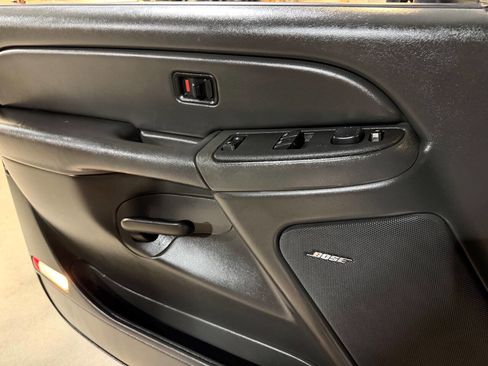 Used 2006 GMC Sierra 3500 SLE w/ Heavy-Duty Power Package image 32