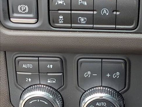 Used 2024 GMC Yukon SLT w/ SLT Luxury Package image 13