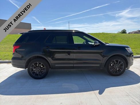 Used 2018 Ford Explorer XLT w/ Equipment Group 202A AWD/4WD image 4
