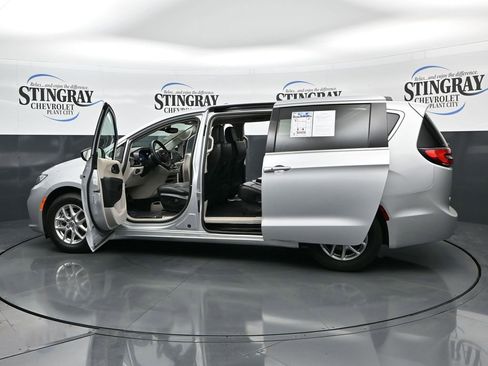 Used 2024 Chrysler Pacifica Touring-L FWD image 40