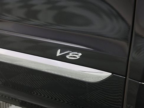 Used 2022 Bentley Bentayga image 16