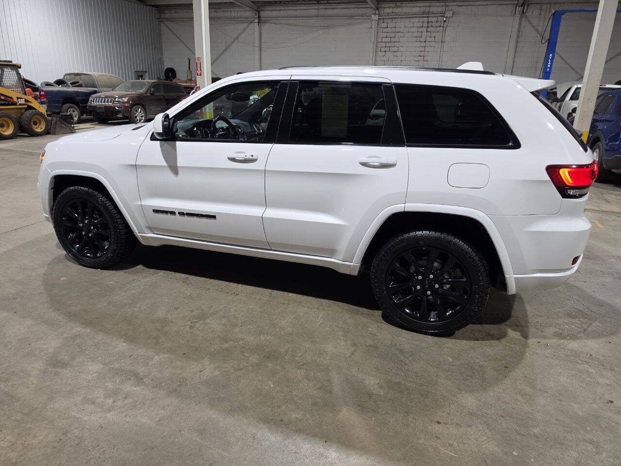 Used 2019 Jeep Grand Cherokee Altitude AWD/4WD image 6