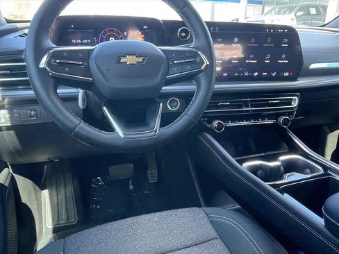 Used 2026 Chevrolet Traverse LT w/ Driver Confidence Package image 9