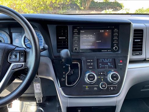 Used 2019 Toyota Sienna LE FWD image 6