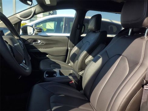 New 2026 Chrysler Pacifica Select image 10