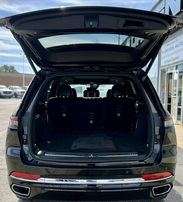 Used 2023 Jeep Grand Cherokee Overland AWD/4WD image 9