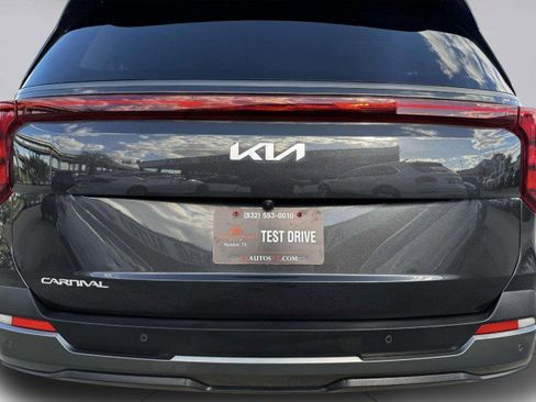 Used 2025 Kia Carnival SX w/ SX Dark Edition Package image 16