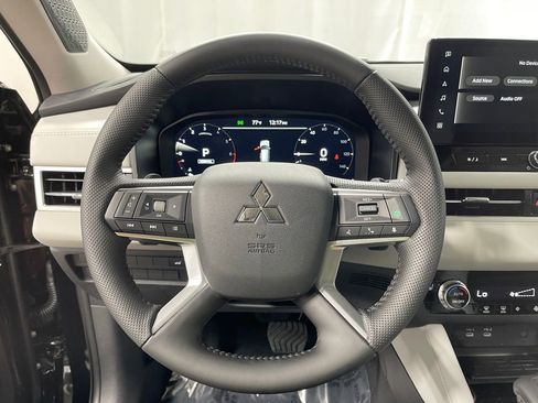 New 2025 Mitsubishi Outlander SE image 6