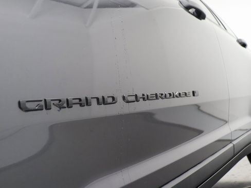 Used 2022 Jeep Grand Cherokee Altitude image 11