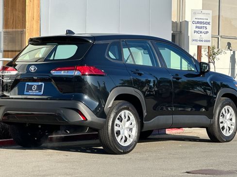 Used 2024 Toyota Corolla Cross L image 2