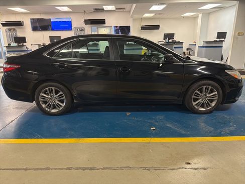 Used 2017 Toyota Camry SE image 4