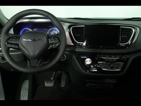 Used 2023 Chrysler Pacifica Touring-L w/ Uconnect Theater Family Group AWD/4WD image 18