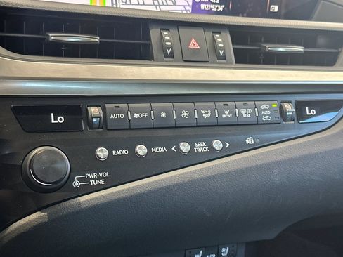 Certified 2020 Lexus ES 300h w/ Premium Package FWD image 25