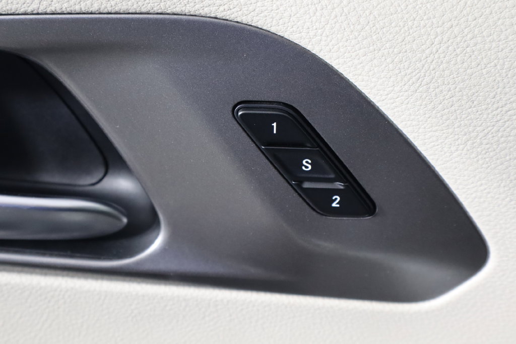 Used 2024 Chrysler Pacifica Limited FWD image 23