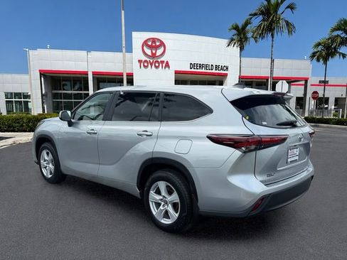Used 2024 Toyota Highlander LE FWD image 5
