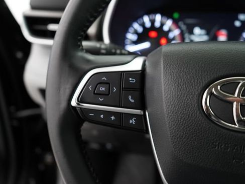 Used 2023 Toyota Highlander XLE AWD/4WD image 17
