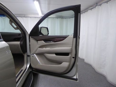 Used 2016 Cadillac Escalade Luxury AWD/4WD image 25