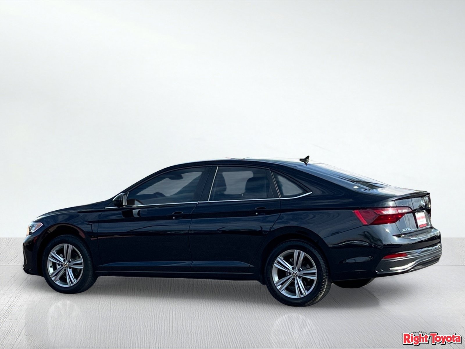 Used 2024 Volkswagen Jetta SE w/ Panoramic Sunroof Package FWD image 4