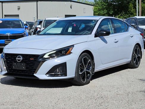 Used 2024 Nissan Altima 2.5 SR w/ SR Premium Package FWD image 10