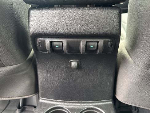 Used 2016 Jeep Wrangler Unlimited Rubicon w/ Connectivity Group image 41