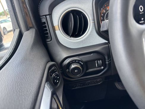 Used 2025 Jeep Wrangler Unlimited Sahara AWD/4WD image 33