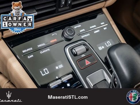 Used 2022 Porsche Cayenne w/ Premium Package AWD/4WD image 19