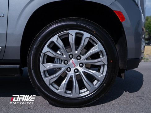 Used 2021 GMC Yukon XL Denali w/ Denali Premium Package image 10