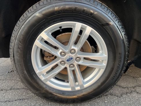 Used 2023 Ford Explorer XLT AWD/4WD image 41