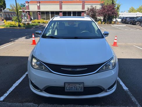 Used 2018 Chrysler Pacifica Limited FWD image 2