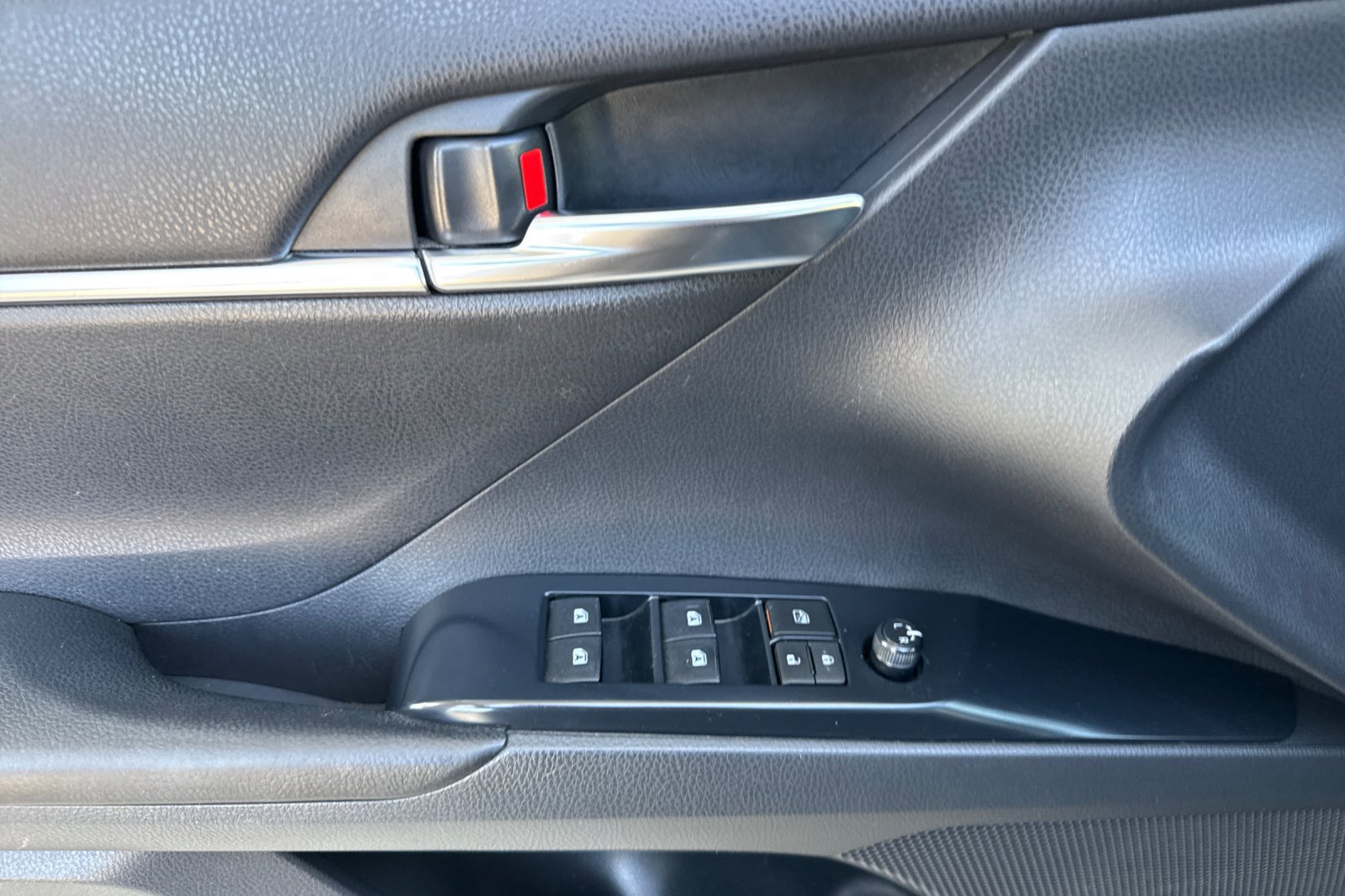 Used 2018 Toyota Camry SE w/ Moonroof Package FWD image 10